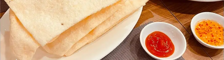 Bánh phồng tôm dùng cùng món gỏi và nước chấm